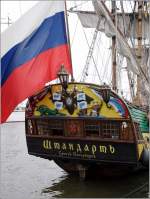 ber dem Heck der Fregatte SHTANDART ist eine riesige russische Flagge gehisst. 26.08.2010