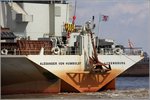 Die Flagge Luxemburgs flattert im Heck des Baggerschiffs ALEXANDER VON HUMBOLDT (IMO 9166845). Bremerhaven, 29.06.2016.