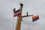 Die Flaggen der Reederei und Schleswig-Holsteins am Mast der  Nordfriesland  der W.D.R. (27.04.2010)