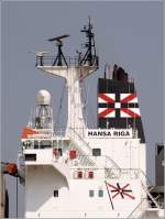 Die Schornsteinmarke der Reederei Leonhardt & Blumberg ist an der HANSA RIGA (IMO 9060285) gut zu erkennen. 23.04.2011
