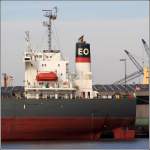 Die Schornsteinmarke der Reederei 'Oldendorff Carriers' in Lbeck zeigt die weien Buchstaben EO auf schwarzem Grund, darunter ein rotes Band. EO weist auf den Firmengrnden Egon Oldendorff hin. Hier gesehen an der AARTI PREM (IMO 9087738) am 30.04.2012 in Bremerhaven. Die 'Oldendorff Carriers' betreiben eine stndig wachsende Flotte von Schiffen, im Jahr 2011 waren es 400.