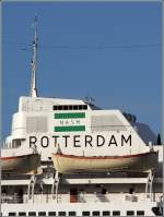 An der 1959 gebauten ROTTERDAM (IMO 5301019) prangt das Reedereiemblem NASM, was Nederlandsch-Amerikaansche Stoomvaart Maatschappij bedeutet. So hieß die Holland-Amerika-Lijn (HAL) in früheren Jahren. Hier ist das Emblem keine Schornsteinmarke, die Schornsteine waren dafür zu zierlich. 1988 kaufte die Carnival Cruise Lines die HAL auf.
08.06.2015