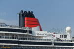 QUEEN VICTORIA (IMO 9320556) am 30.4.2019, Hamburg, Elbe, Liegeplatz Cruise Center Altona / Foto von einer HADAG-Hafenfähre Landungsbrücken > Finkenwerder: Detail Schornstein in den Farben