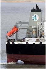 Die Schornsteinmarke der Seychelles Petroleum Co., gesehen an der SEYCHELLES PRELUDE (IMO 9365623). Daneben ist das Freifallrettungsboot des Tankers zu sehen. 03.04.2020