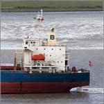Die Schornsteinmarke der in Hong Kong ansässigen Pacific Basin Shipping Ltd. mit dem typischen B.  Die Pacific Basin bereedert aktuell 261 Schiffe, 116 davon befinden sich im Eigentum, die restlichen sind eingechartert. Gesehen am 24.08.2020 in Bremerhaven an der HAINAN ISLAND (IMO 9300178).