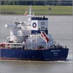 Am Schornstein des Bulkers GREEN K-MAX 4 (IMO 9838084) ist die Schornsteinmarke der in Piräus (Griechenland) ansässigen Aegean Shipping Enterprises Co. zu sehen. Bremerhaven, 01.09.2020