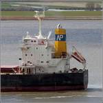 Am Schornstein des unter der Flagge der Marshall Inseln fährenden Bulkers ANTOINE (IMO 9478765) ist die Marke der Reederei Archangel Pacific (Piräus, Griechenland). Bremerhaven, 14.04.2021