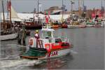 Nach ihrem  Sprung  in den Neuen Hafen in Bremerhaven nimmt das 7-Meter-Seenotrettungsboot HECHT der DGzRS Fahrt auf. Gesehen anlässlich der Feierlichkeiten zum 150. Geburtstag der DGzRS am 31.05.2015.