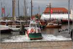Das 7-Meter-Seenotrettungsboot HECHT der DGzRS ist mit seiner Mannschaft von einem Spezialtrailer ins Wasser des Neuen Hafens in Bremerhaven gelassen worden. Gesehen anlässlich der Feierlichkeiten zum 150. Geburtstag der DGzRS am 31.05.2015.