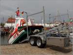Das 7-Meter-Seenotrettungsboot HECHT der DGzRS wird mit seiner Mannschaft von seinem Spezialtrailer ins Wasser des Neuen Hafens in Bremerhaven gelassen. Der Höhenunterschied beträgt bei diesem  Sprung  ca. 2 m. Gesehen anlässlich der Feierlichkeiten zum 150. Geburtstag der DGzRS am 31.05.2015.