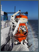 Starker Wind sorgt bei der Überfahrt von der Neuseeländischen Nord- zur Südinsel dafür, dass sich ein Regenbogen an der Fähre Kaiarahi bildet. Zu sehen sind zwei der Rettungsboote der Interislander-Fähre. (19.10.2016)