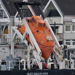 Das Rettungsboot der ANNIKA (IMO: 9628489) in der Nahaufnahme, so gesehen Anfang Mai 2023 in Travemünde.