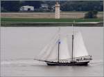 Der Zweimastgaffelschoner ABEL TASMAN wurde im Jahre 1913 in den gebaut, ist 40,5 m lang, 6,6 m breit und hat eine Segelflche von 350 m. Heimathafen ist Kampen (Niederlande). Hier ist die ABEL TASMAN am 26.08.2010 whrend der Sail in Bremerhaven auf der Weser unterwegs.

