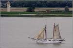 Der Logger FLYING DUTCHMAN ist 39,55 m lang, 6,50 m breit und hat eine Segelflche von 480 m. Heimathafen ist Asterdam (Niederlande). Hier ist er whrend der Sail 2010 Bremerhaven auf der Weser unterwegs. 26.08.2010