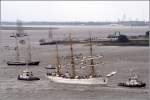 Hochbetrieb auf der Weser nach dem Sail In zur Sail 2010 in Bremerhaven. Die Grosegler wurden im Blexer Bogen von Schleppern an den Haken genommen (im Vordergrund die GORCH FOCK), um an ihre Liegepltze zu gelangen. 25.08.2010