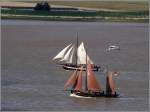 Zwei wunderschne Traditionssegeler unter vollen Segeln whrend der Einlaufparade zur Sail 2010 Bremerhaven: die 1867 gebaute nordische Jagt GRNLAND und im Vordergrund der 1903 gebaute Finkenwerder Hochseekutter HF 244 ASTARTE. 25.08.2010