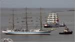Das russische Segelschulschiff MIR (IMO 8501701) während der Einlaufparade der Sail 2015 Bremerhaven. Sie fährt mit Schlepperunterstützung in den Neuen Hafen. Dahinter ist das Kolumbianische Segelschulschiff GLORIA zu sehen. 12.08.2015