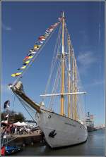 Die 1937 gebaute SANTA MARIA MANUELA (IMO 5312628) war ber Jahrzehnte als portugiesisches Fischereischiff unterwegs. In den Jahren 2007 bis 2010 wurde sie zu einem Schul- und Kreuzfahrtschiff umgebaut. Sie ist fast 68,64 m lang, 9,90 m breit, hat einen Tiefgang von 4,51 m und eine Segelflche von 1.130 m. Heimathafen ist Aveiro (Portugal). Hier ist der Viermaster whrend der Sail 2015 Bremerhaven an seinem Liegeplatz im Kaiserhafen I zu sehen. 13.08.2015