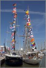 Zwei Segelschulschiffe liegen whrend der Sail 2015 Bremerhaven eintrchtig im Neuen Hafen im Pckchen.
Links die YOUNG ENDEAVOUR der australischen Marine. Lnge: 44 m, Breite: 7,80 m.
Rechts die GLADAN der schwedischen Marine: Lnge: 39,30 m, Breite: 7,20 m. 
13.08.2015