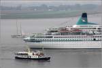 Der Salondampfer HANSA ist am 15.08.2015 während der Sail 2015 Bremerhaven mit Gästen auf der Weser unterwegs. Im Hintergrund die ALBATROS.