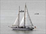 Die ELLA, ein 1935 in Schottland gebauter Stagsegelschoner, während der Einlaufparade der Sail 2015 Bremerhaven. Sie ist 23,43 m lang, 4,57 m breit und hat einen Tiefgang von 3 m. Die Segelfläche beträgt 300 m². Heimathafen ist Bremerhaven. Frühere Namen: ELLA, VELEDA. 12.08.2015