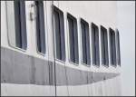 . Ansteigend - 

Fenster im Schiffsrumpf des Ausflugschiffes CAP ARKONA, gesehen im Hafen von Stralsund, August 2011 (Jonas)