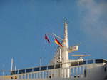 QUEEN MARY 2 (IMO 9241061) am 27.5.2016, Hamburg, Elbe, Detailaufnahme: Mast mit Heimat- und Gastlandsflagge /