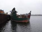 Steuerbord auen ist noch ein Stck vom Namen zu erkennen. Im Schiffsinneren wurde Beton verbaut um dem Schiff eine bessere Stabilitt zu geben. Weiterhin fllte man die Hohlrume zwischen den Spanten mit Feldsteinen auf. 
Der Bootskrper war komplett genietet.
1972 verlngerte man das Fahrzeug dann und baute es zum Angelkutter um.
