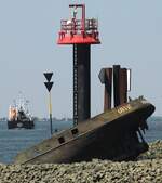 Wrack des Binnenschiffs UWE; Datum: 29.07.2026; Aufnahmeort: Elbe/Hamburg-Blankenese, Deutschland.