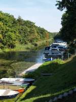 Der  Niegripper Altkanal  am Dorf Niegripp bei Burg. Der sogenannte Vorgnger des heutigen Mittellandkanals hier nur einige km weiter. Heute nur noch zur Erholung und als verlandender Yachthafen fr versch. Sportvereine der Umgebung von Bedeutung. Hier an der gemtlichen Gaststtte  Kanalstbchen  kann man gut sitzen und essen. Der Alt-Kanal ist aber offen in den naheliegenden Niegripper Baggersee und Mittellandkanal dann auch in alle Richtungen.
Foto: 19.Sept.2009   OLYMPUS -500 
