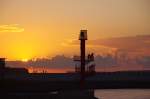 Abendstimmung in Hamburg-Finkenwerder an der Elbe: Der kleine Leuchtturm markiert wohl die Einfahrt zum dortigen Yachthafen.(2.9.10)
