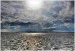 Die Sonne bricht durch nach einem Sturm im Jadebusen im Juli 2009. Foto von Bord der MS  Helgoland 