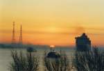 Queen Mary II frh morgends bei Sonnenaufgang auf der Elbe.
