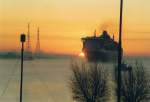 Queen Mary II frh morgend bei Sonnenaufgang auf der Elbe.