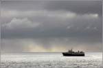 Die 1980 gebaute TERNAN (IMO 7947154) ist am 21.09.2012 vor dunklen Wolken auf dem Weg von Skopun auf Sandoy nach Gamlaraett auf Streymoy. Sie ist 40 m lang, 11 m breit und hat eine GT von 927. Sie kann 319 Passagiere und 32 PKW befrdern. Heimathafen ist Klaksvik (Frer).