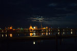 Über den Hafen von Sassnitz schafft der Vollmond es nicht durch die Wolkendecke zu dringen.