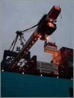 Nachtarbeit: Rund um die Uhr werden an der Stromkaje in Bremerhaven die Containerschiffe be- und entladen. Hier schwebt ein 20-Fu-Container ber 40-Fu-Containern auf der EMMA MAERSK. Bremerhaven, 05.09.2007.