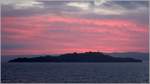 Die Insel Inchkeith mit ihrem Leuchtturm im Firth of Forth vor abendlichem Himmel. 03.05.2017