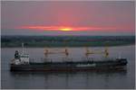 Die 2015 gebaute ELISABETN OLDENDORFF (IMO 9717656) passiert im Abendrot Bremerhaven weserabwärts fahrend. Sie ist 179,992 m lang und 30 m breit, hat eine GT/BRZ von 25.431 und eine DWT von 38.330 t. Sie fährt unter der Flagge von Malta mit Heimathafen Valletta. 15.10.2018