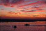 Abendrot über einer Schiffsbegegnung auf der Weser Höhe Bremerhaven. 09.10.2018