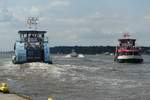 Hamburg am 21.8.2019: reger Schiffsverkehr auf der Elbe, zwei HADAG-Fährschiffe  auf der Linie 62 (Landungsbrücken >Finkenwerder), in der Mitte ein Lotsenversetzschiff, gegenüber der
