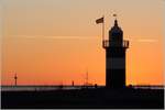 Der Sonnenuntergang fand hinter dem Leuchtturm Wremertief - auch Kleiner Preuße geannt - statt. Am Horizont hebt sich fast in Bildmitte der Leuchtturm Robbenplate vom Hintergrund ab. 05.05.2020