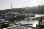 Winter im Wassersportzentrum Berlin-Friedrichshagen an der Müggelspree; Gebläse halten die Anleger frei von Eis (12.01.2009)