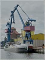 GMS NORDLAND V wird von einem Hafenkran in Rendsburg entladen.