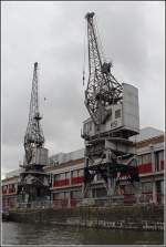 Bristol. Die inzwischen historischen Hafenkrane 30 und 31 vor dem M Shed (heute Museum) am Floating Harbour. 03.06.2014