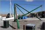Am Hafen von Gudhjem steht dieser alte Derrick-Kran. 22.08.2016