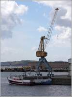 Im zivilen Teil des Hafens von Brest entdeckte ich dieses Motiv: Fischerboote und Kran. 25.04.2017