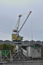 Hafenkran der Ehemaligen Zement Fabrik am Rande der Maas in Sint – Pietersberg bei Maastricht.