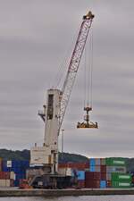 Terex Container Verladekran am Ufer des Albertkanals, auf dem Containerarsenal von Lüttich.