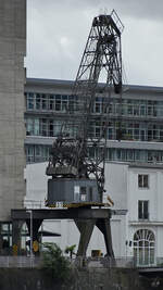 Dieser Hafenkran im Medienhafen von D�sseldorf hat schon lange ausgedient. (September 2026)